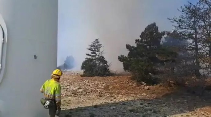 Declarat un incendi forestal a Barraques iniciat al motor d'un molí elic