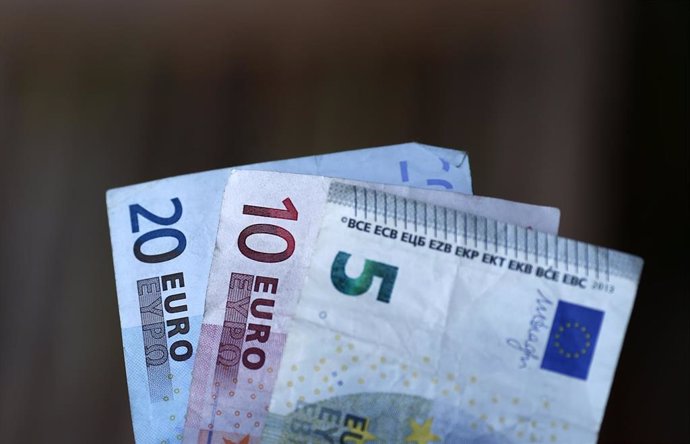 Archivo - Imagen de recurso de billetes de euro.