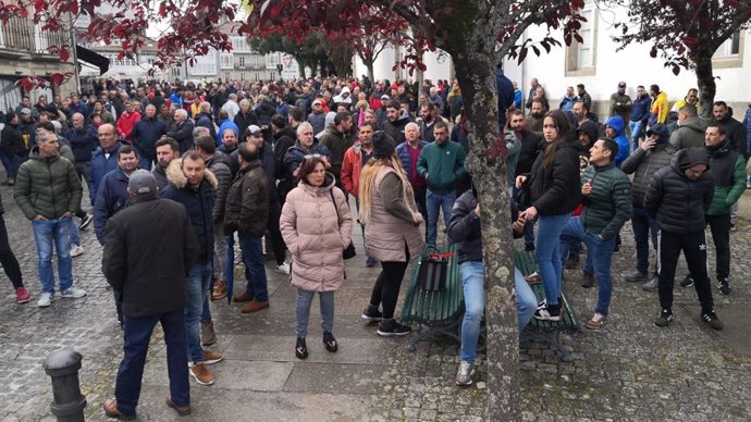 Protesta del sector 'bateeiro' frente a la comisaría de la Policía Nacional en Santiago