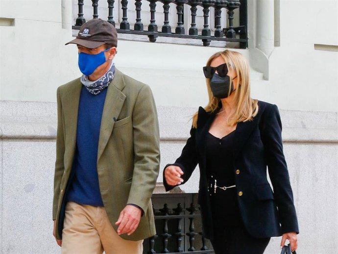 ALESSANDRO LEQUIO Y ANA OBREGÓN ACUDEN AL NOTARIO PARA ABRIR EL TESTAMENTO DE SU HIJO