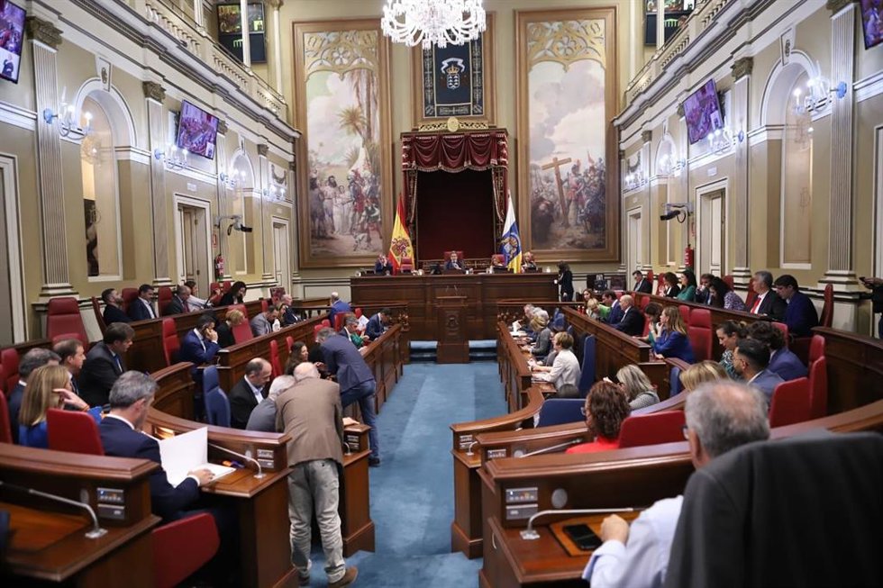 Archivo - Pleno del Parlamento de Canarias