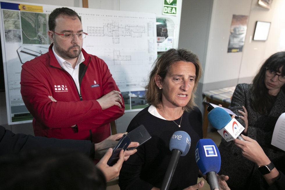 La vicepresidenta y ministra para la Transición Ecológica y el Reto Demográfico, Teresa Ribera, junto con el presidente del Gobierno del Principado, Adrián Barbón, atiende a los medios antes de su visita a la sede de la Brigada Forestal (BRIF) de Tineo