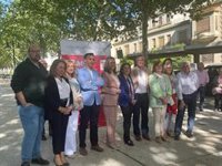 Margarita Robles apuesta por "potenciar" el aceite de Baena en el ámbito de la Base Logística