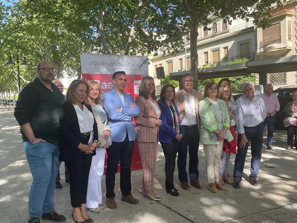 María Jesús Serrano y Margarita Robles (centro), con miembros de la candidatura del PSOE para las municipales de Baena.