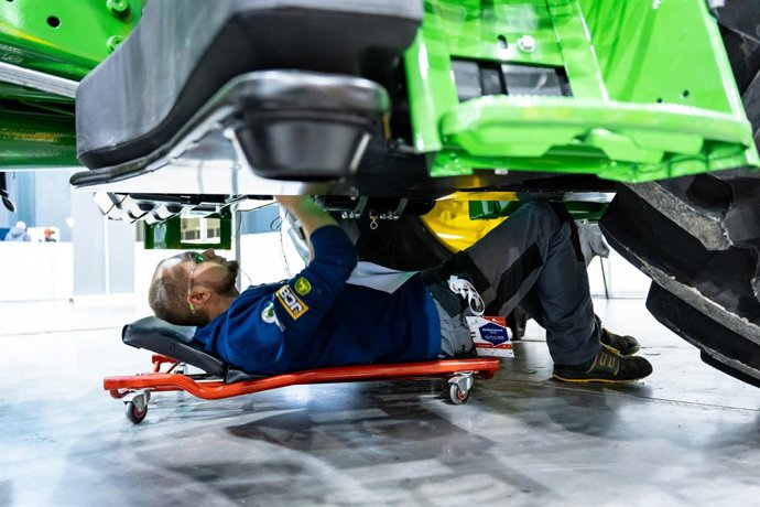 Competition: Mechanics of agricultural and construction vehicles