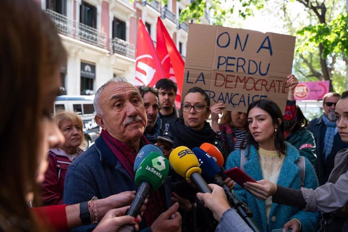El secretario general de UGT, Pepe Álvarez, atiende a medios durante una concentración ante la Embajada de Francia contra la reforma de las pensiones en Francia, a 13 de abril de 2023, en Madrid (España). 