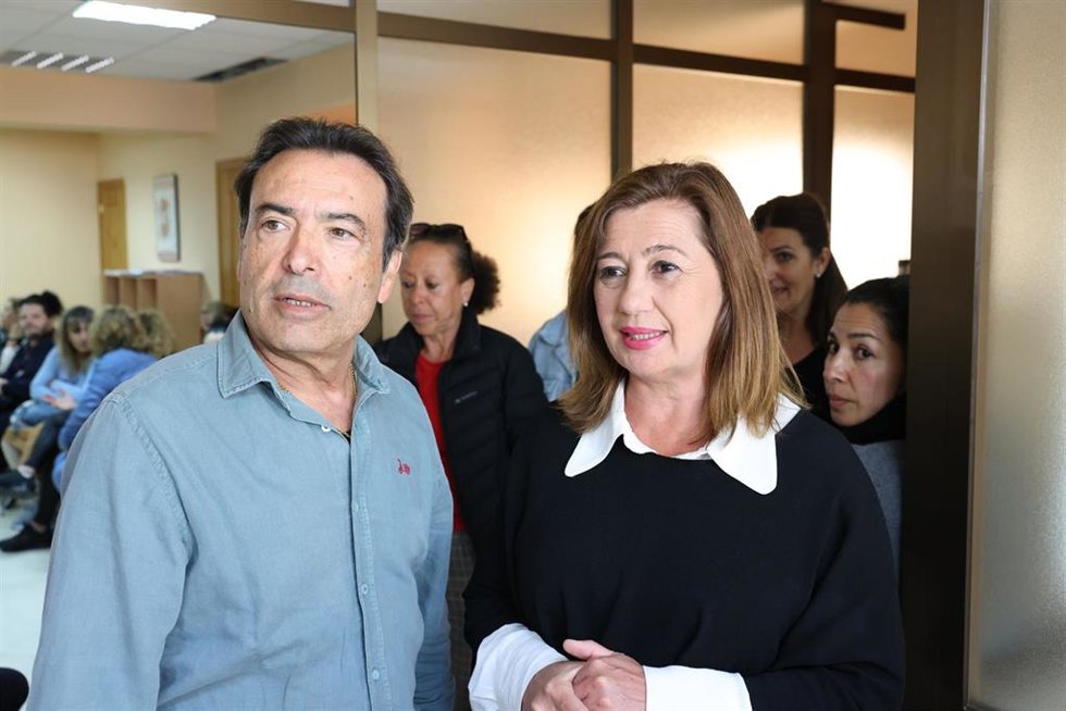 El delegado de UGT Hostelería, José García Lucio, y la presidenta del Govern, Francina Armengol.