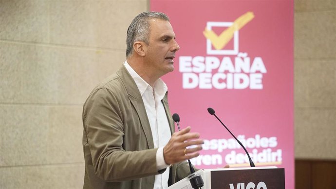 El candidato de Vox a la Alcaldía de Madrid, Javier Ortega Smith, interviene durante el acto de Vox España decide, en el Hotel Ciudad de Vigo, a 13 de abril de 2023, en Vigo, Pontevedra, Galicia (España). El evento forma parte de la precampaña del par