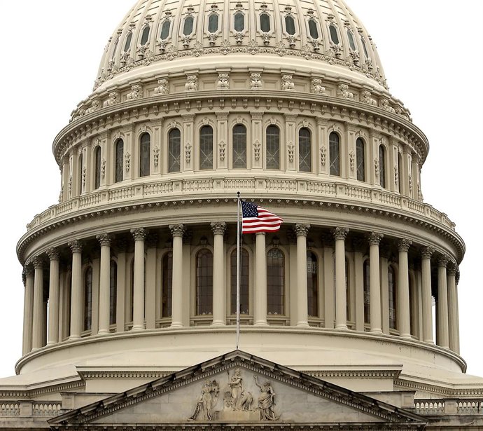 Archivo - 03 January 2023, US, Washington: The American flag flies over the Capitol Building as the House of Representatives remains in session. Photo: Stephen Shaver/ZUMA Press Wire/dpa