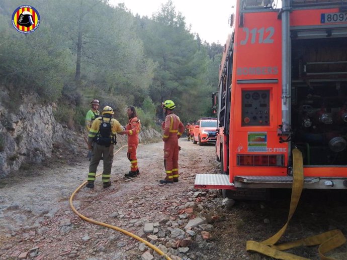Bomberos trabajan para extinguir un incendio forestal en Genovés (Valencia)