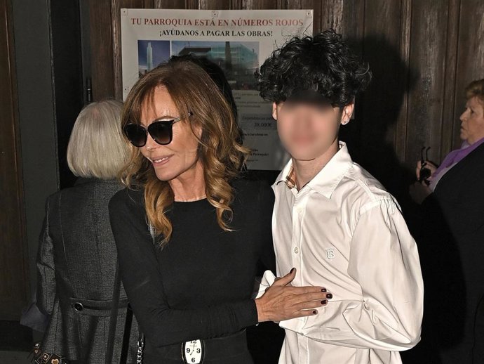 LARA DIBILDOS APARECE EN EL FUNERAL DE SU MADRE CON SU HIJO MENOR, ÁLVARO MUÑOZ DIBILDOS