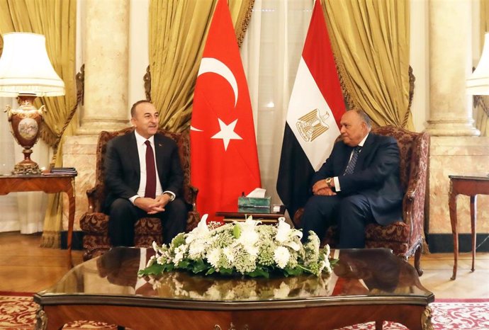 El ministro de Relaciones Exteriores de Turquía, Mevlut Cavusoglu, y su homólogo egipcio, Samé Shukri