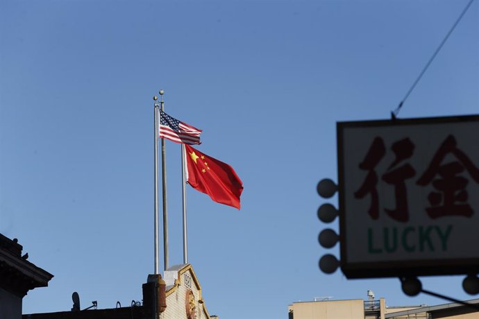 Archivo - Imagen de una bandera estadounidense y una china en San Francisco