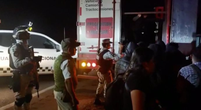 El INM y la Guardia Nacional de México encuentran más de 200 migrantes en un camión abandonado