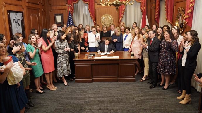 El gobernador de Florida, Ron DeSantis, firma la prohibición del aborto a partir de la sexta semana