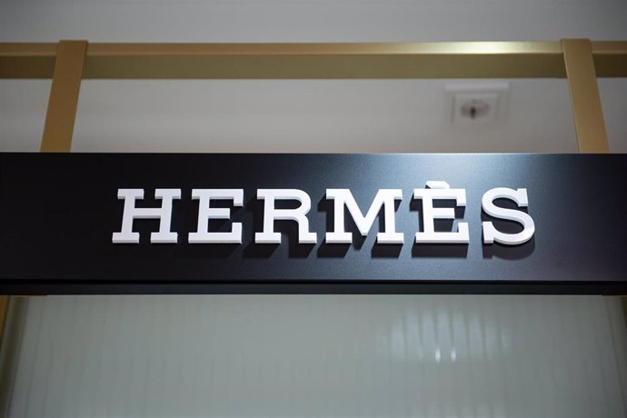 Archivo - FILED - 22 October 2020, Hamburg: The Hermes brand logo, can be seen at a Douglas store on Jungfernstieg. Hermes International shares fell the most in five years after the French luxury-goods maker reported lower revenue from its key leather-g