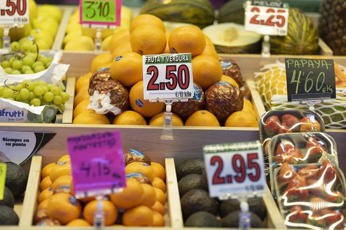 Diferentes frutas en una frutería  en un puesto de un mercado, a 15 de marzo de 2023, en Madrid (España). El Índice de Precios de Consumo (IPC) ha subido un 0,9% en febrero en relación al mes anterior y elevó una décima su tasa interanual, hasta el 6%, 