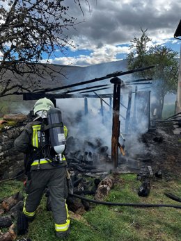 Un incendio calcina una casa prefabricada en Campoo de Suso sin daños personales