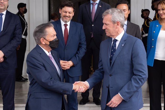 El presidente de la Xunta, Alfonso Rueda (i), saluda al presidente de la República de Panamá, Laurentino Cortizo, en una visita del mandatario gallego al país centroamericano.