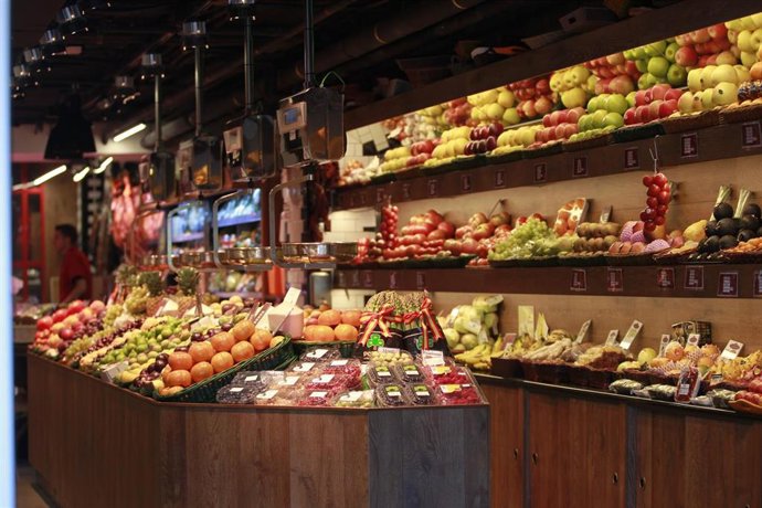 Archivo - Fruta, frutería, consumo, naranjas, manzanas