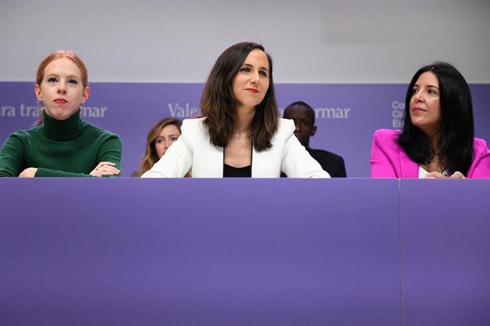 (I-D) La secretaria Organización de Podemos y secretaria de Estado, Lilith Verstrynge; la líder de Podemos y ministra de Derechos Sociales, Ione Belarra, y la eurodiputada Idoia Villanueva; en el Consejo Ciudadano Estatal de Podemos, en Madrid (España).