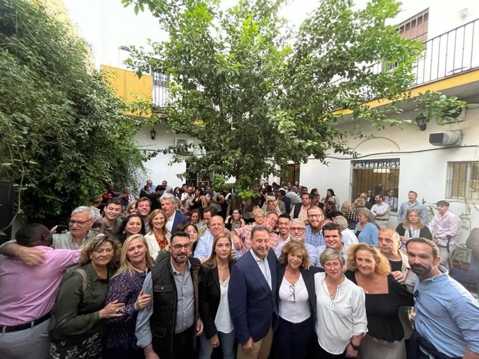 Presentación de la candidata del PP, con el presidente provincial en el centro de la imagen.