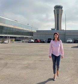La candidata de Ciudadanos (CS) a la Alcaldía de Málaga, Noelia Losada, tras mantener una reunión con controladores aéreos de la torre de control de Málaga