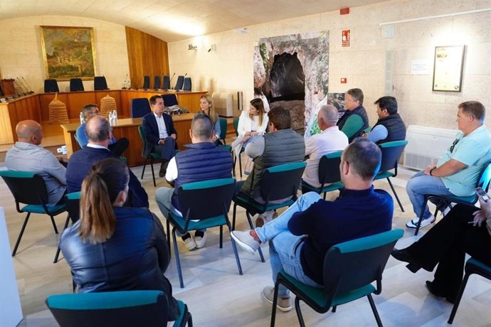 Reunión del PP con representantes de la Asociación de Afectados por la Actividad en Suelo Rústico de Mallorca (Asuma)
