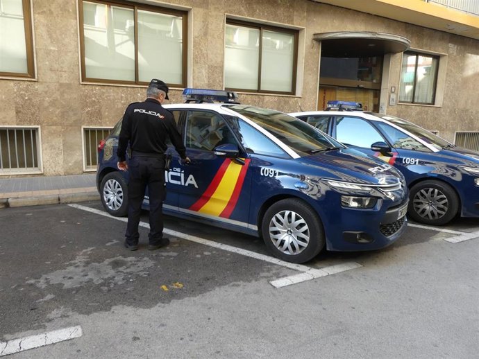 Archivo - Imagen de archivo de un agente de la Policía Nacional  en Benidorm.
