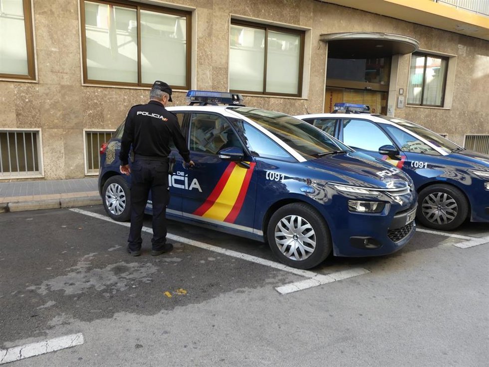 Archivo - Imagen de archivo de un agente de la Policía Nacional en Benidorm.