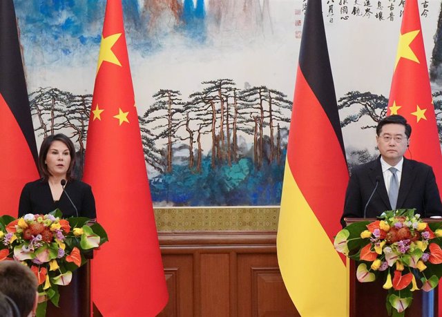 La ministra de Exteriores de Alemania, Annalena Baerbock, junto a su homólogo chino, Qin Gang, durante una rueda de prensa. 