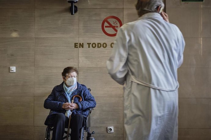 Una señora espera en silla de ruedas en el Complexo Hospitalario Universitario durante la tercera jornada de la huelga de médicos gallegos, a 13 de abril de 2023, en Ourense, Galicia (España). Los médicos gallegos están llamados a secundar la huelga ind
