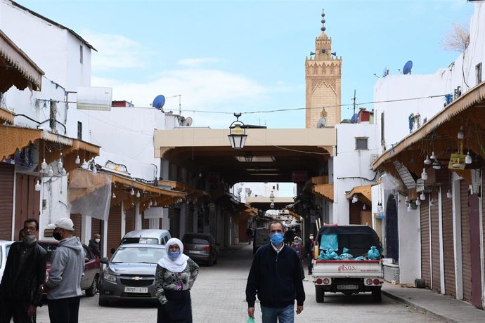 Archivo - Varias personas con mascarilla en la capital de Marruecos, Rabat