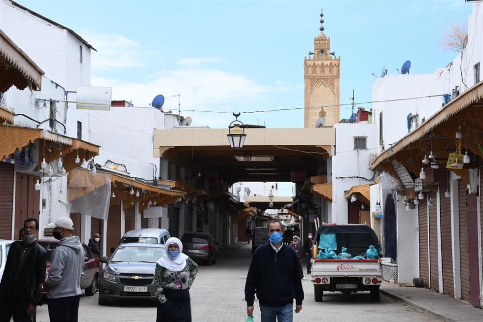 Archivo - Varias personas con mascarilla en la capital de Marruecos, Rabat