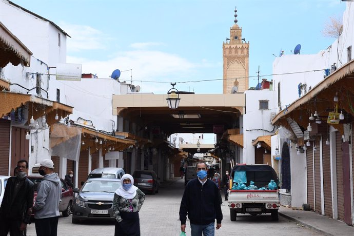 Archivo - Varias personas con mascarilla en la capital de Marruecos, Rabat