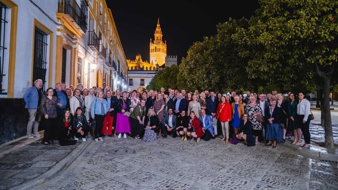Archivo - Foto de familia del sector turístico de Finlandia, en el Alcázar, con ocasión de la convención anual que acoge la ciudad.