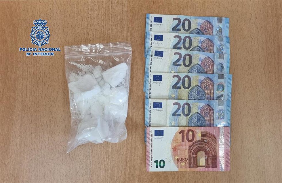 Droga y dinero intervenidos al detenido