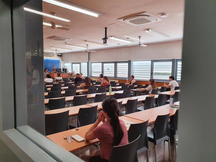 Alumnos durante las pruebas de aptitud personal (PAP) para acceder a grados de magisterio