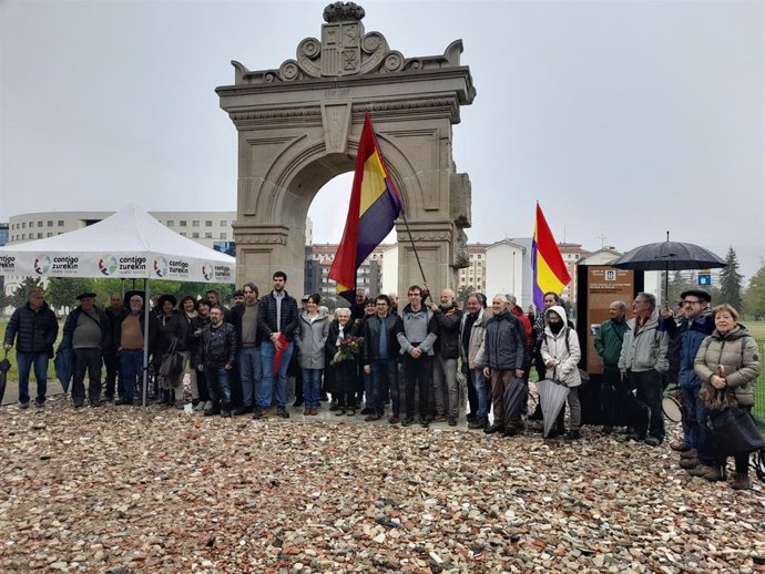 Imagen de los participantes en el acto organizado por Contigo Navarra con motivo de la conmemoración de la II República