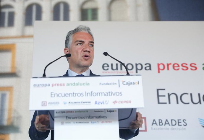 El coordinador del PP en España, Elías Bendodo, durante un encuentro informativo organizado por Europa Press Andalucía (Sevilla) en el Restaurante Abades Triana, a 12 de abril de 2023 en Sevilla (Andalucía, España). El coordinador general del PP, Elías 