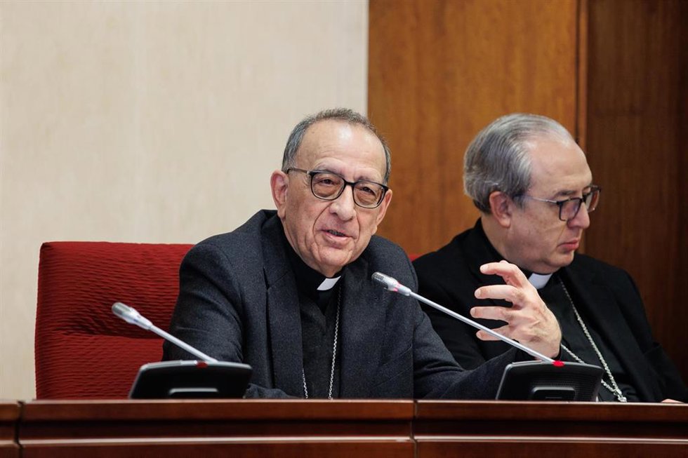 Archivo - El presidente de la CEE, cardenal Juan José Omella y el secretario General de la CEE, Francisco César García Magán durante un encuentro en la sede de la CEE.