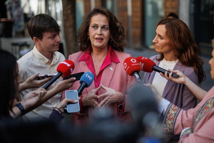La activista por los derechos de las personas trans, Carla Antonelli, atiende a medios en la Plaza de Chueca junto al número 4 de la lista al Ayuntamiento, Eduardo Fernández Rubiño, y la número 1 de la candidatura regional, Mónica García