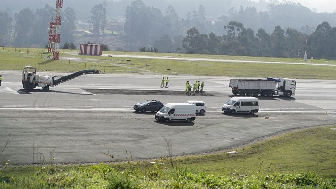 Varios coches durante las obras en la pista del aeropuerto de Vigo.