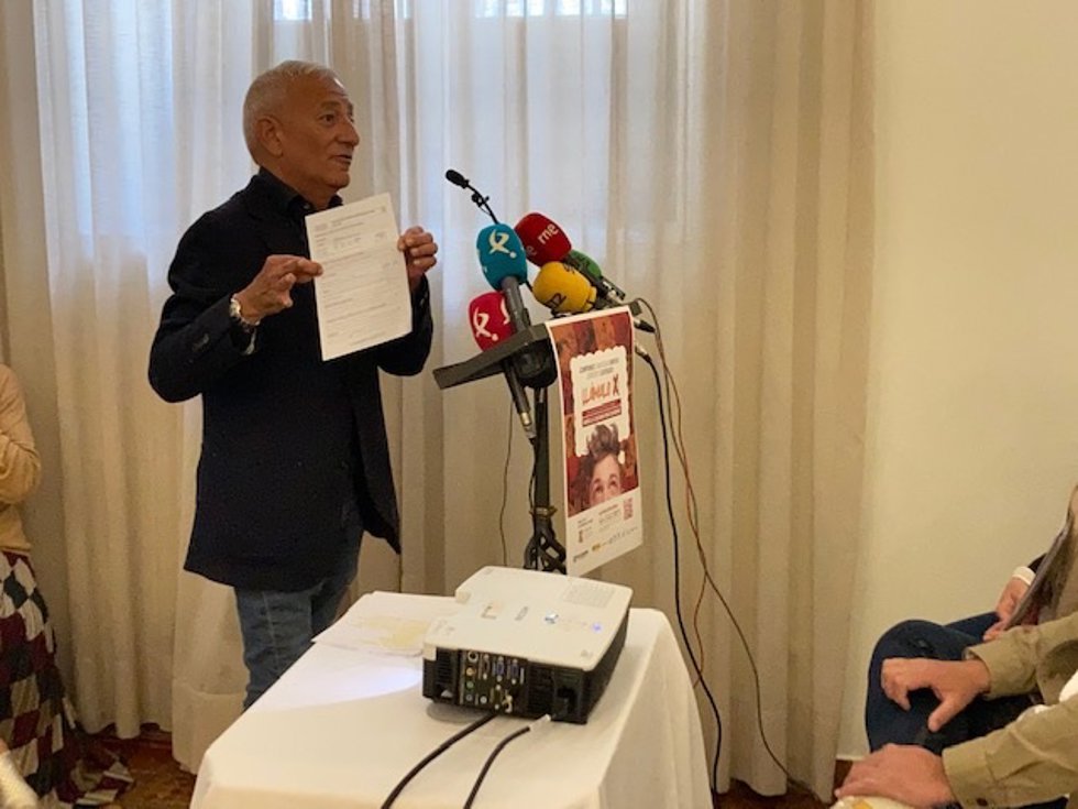 El delegado del Gobierno en Extremadura, Francisco Mendoza, muestra su declaración de la Renta con la casilla 106 marcada.