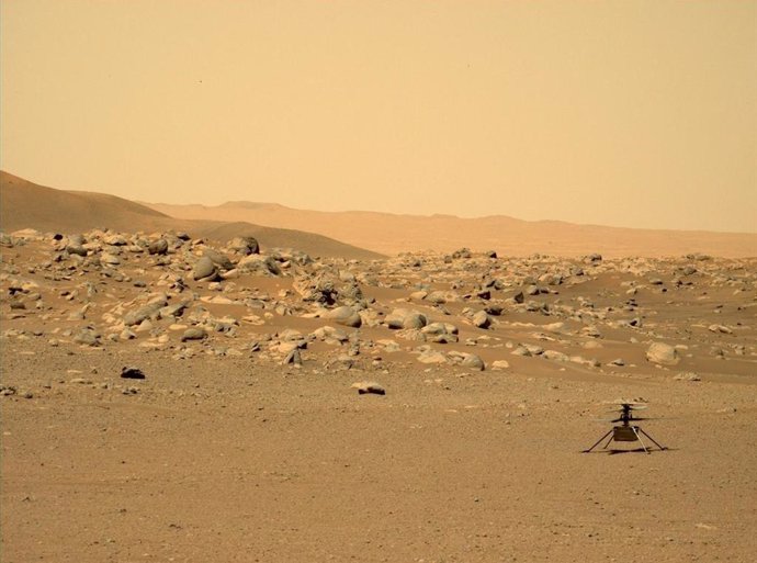 Esta imagen del helicóptero Ingenuity Mars Helicopter de la NASA fue tomada en el "Aeródromo D" por el instrumento Mastcam-Z en el rover Perseverance el 15 de junio de 2021, el día 114 marciano, o sol, de la misión.