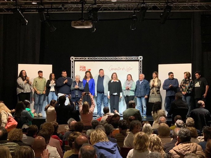 La secretaria general del PSIB y presidenta del Govern, Francina Armengol, durante la presentación del candidato del PSIB para la alcaldía de Sant Lloren des Cardessar, Pep Jaume 'Gall'
