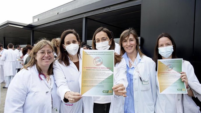 Varias mujeres protestan durante una huelga de médicos gallegos, en el Hospital Álvaro Cunqueiro, a 11 de abril de 2023, en Vigo, Pontevedra, Galicia (España). Los médicos gallegos están llamados a secundar la huelga indefinida que convoca la Confederac