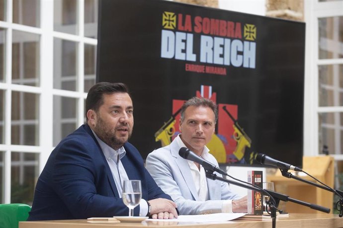 Diputación de Cádiz edita 'La sombra del Reich', el debut como autor teatral de Enrique Miranda