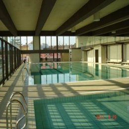 El Ayuntamiento cierra la piscina de San Antón, en Chueca, al detectar desperfectos en la fachada de vidrio