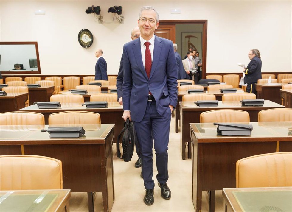 Archivo - El gobernador del Banco de España, Pablo Hernández de Cos, a su llegada a una Comisión de Asuntos Económicos y Transformación Digital, en el Congreso de los Diputados, a 23 de febrero de 2023, en Madrid (España). Durante su comparecencia, Pab